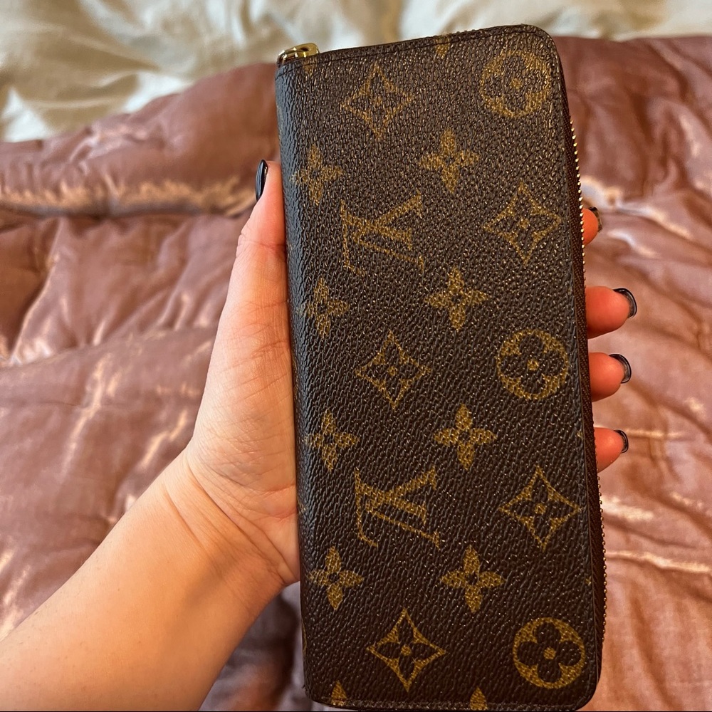 Louis Vuitton Zippie Wallet - Fuschia